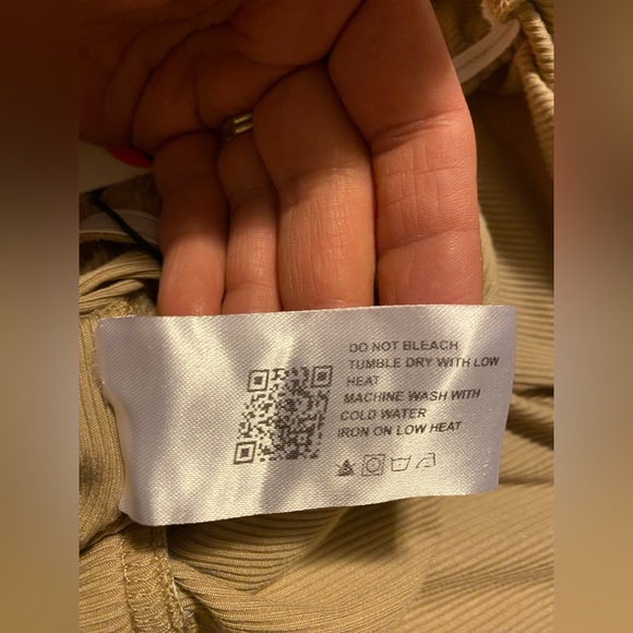 Round Neckline Solid Pleated Jumpsuit BNWT - Picture 5 of 11